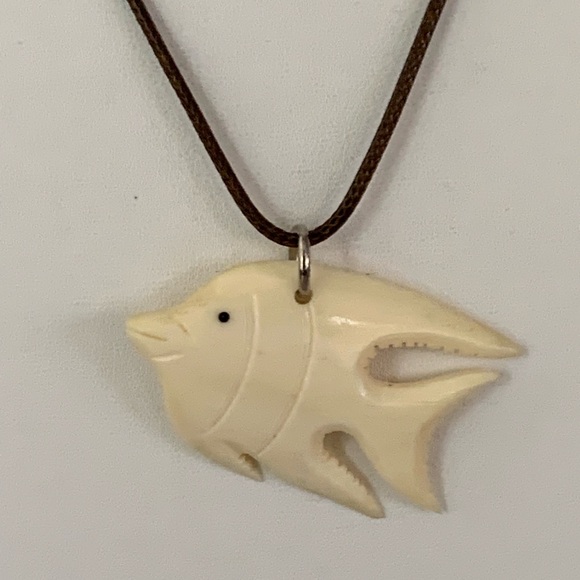 🍀🍀Vintage Hand Carved Bone Fish Pendant - Picture 3 of 5